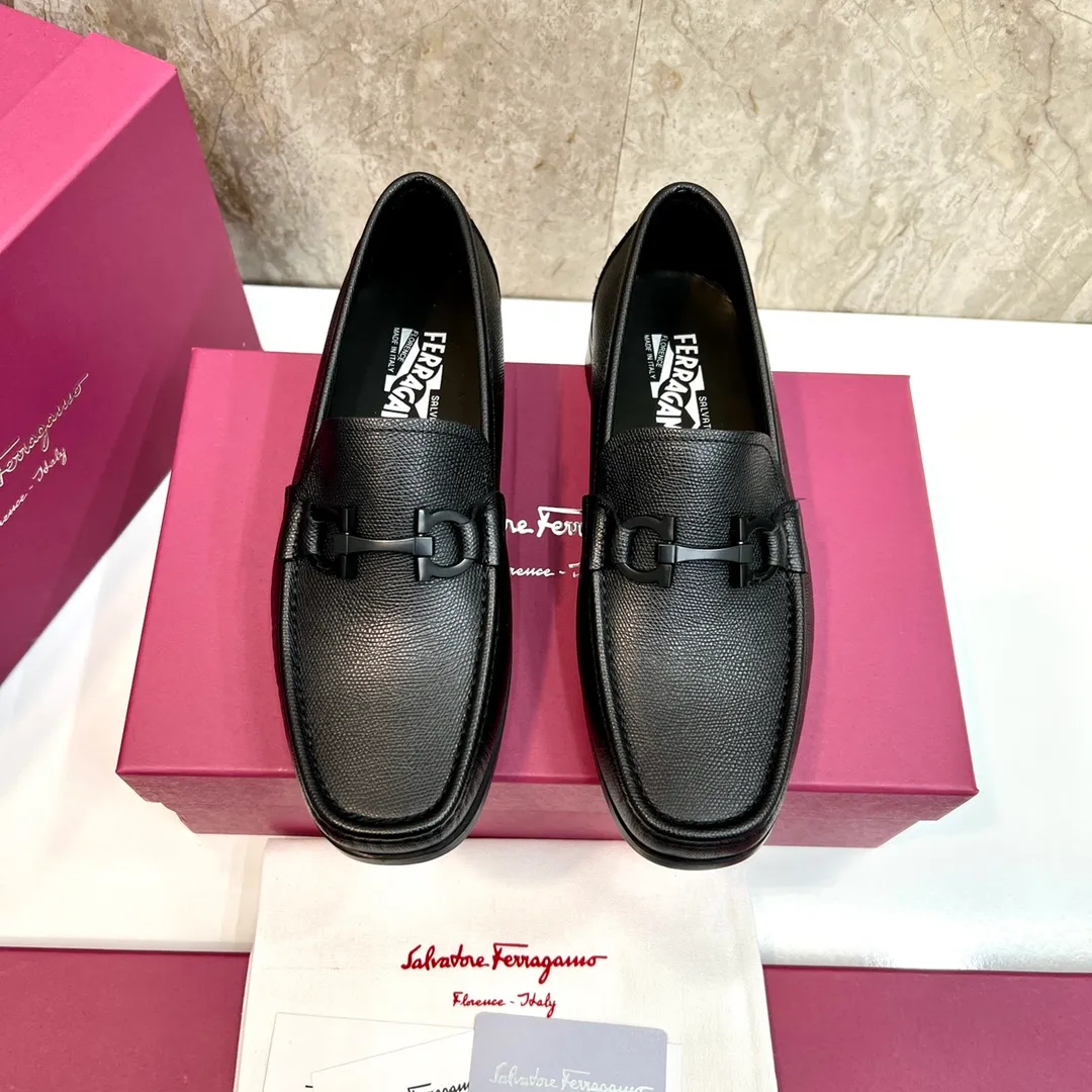 Original quality P780 Brand: Ferragamo Standard size: Men's size 39–44 (38.45 can be customized) Grade: Same style as the official website High-quality men's shoes Material: Customized first-layer calfskin with water-dyed cowhide lining Cowhide tiptoe Original non-slip and wear-resistant rubber outsole Style category: Men's formal business leather shoes are young and fashionable European and American trends British style Casual matching and comfortable feet Color: actual picture